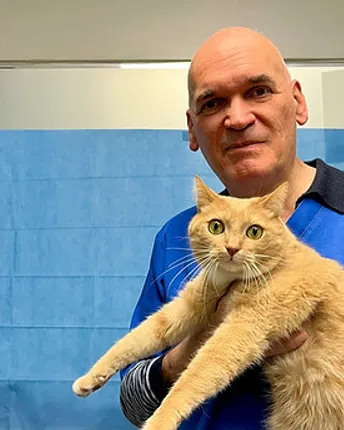 Adriano Gazzini con un gatto in braccio
