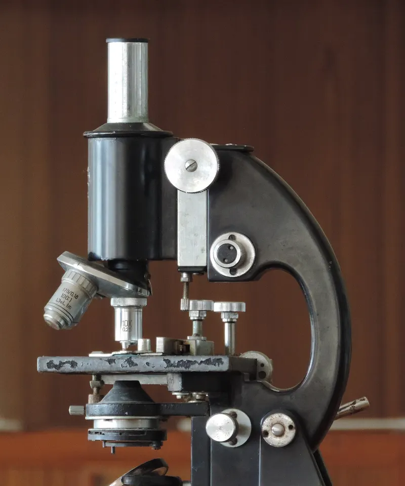 Un microscopio da laboratorio